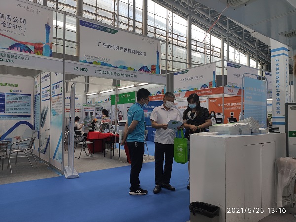 經理(lǐ)在向客人(rén)介紹我們