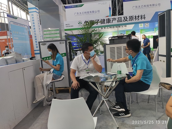 經理(lǐ)正在給客戶出方案